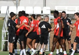 Almeyda exprime a la plantilla del Sevilla con dobles sesiones