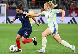 Ceri Holland en una disputa por el balón