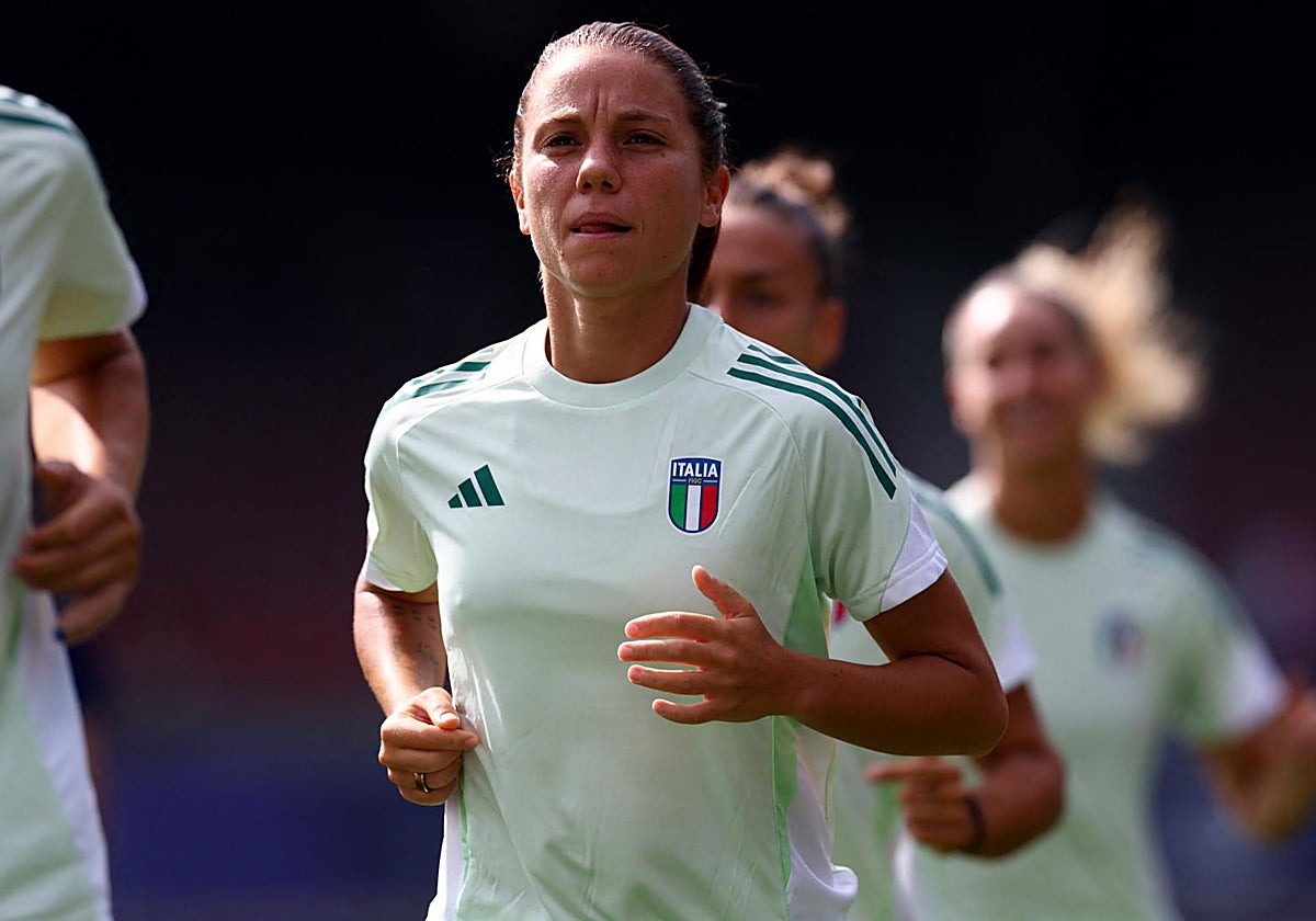 Manuerla Giugliano calienta antes de jugar ante Bélgica