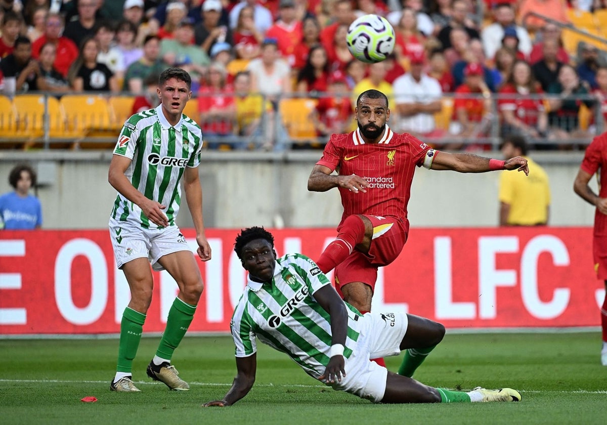 Mendy se lanza ante Salah en el amistoso Liverpool - Betis de la pretemporada de 2024