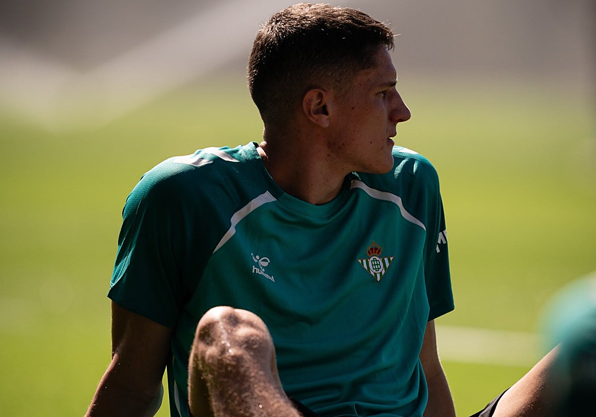 Sergi Altimira, durante el primer entrenamiento del Real Betis en Portugal