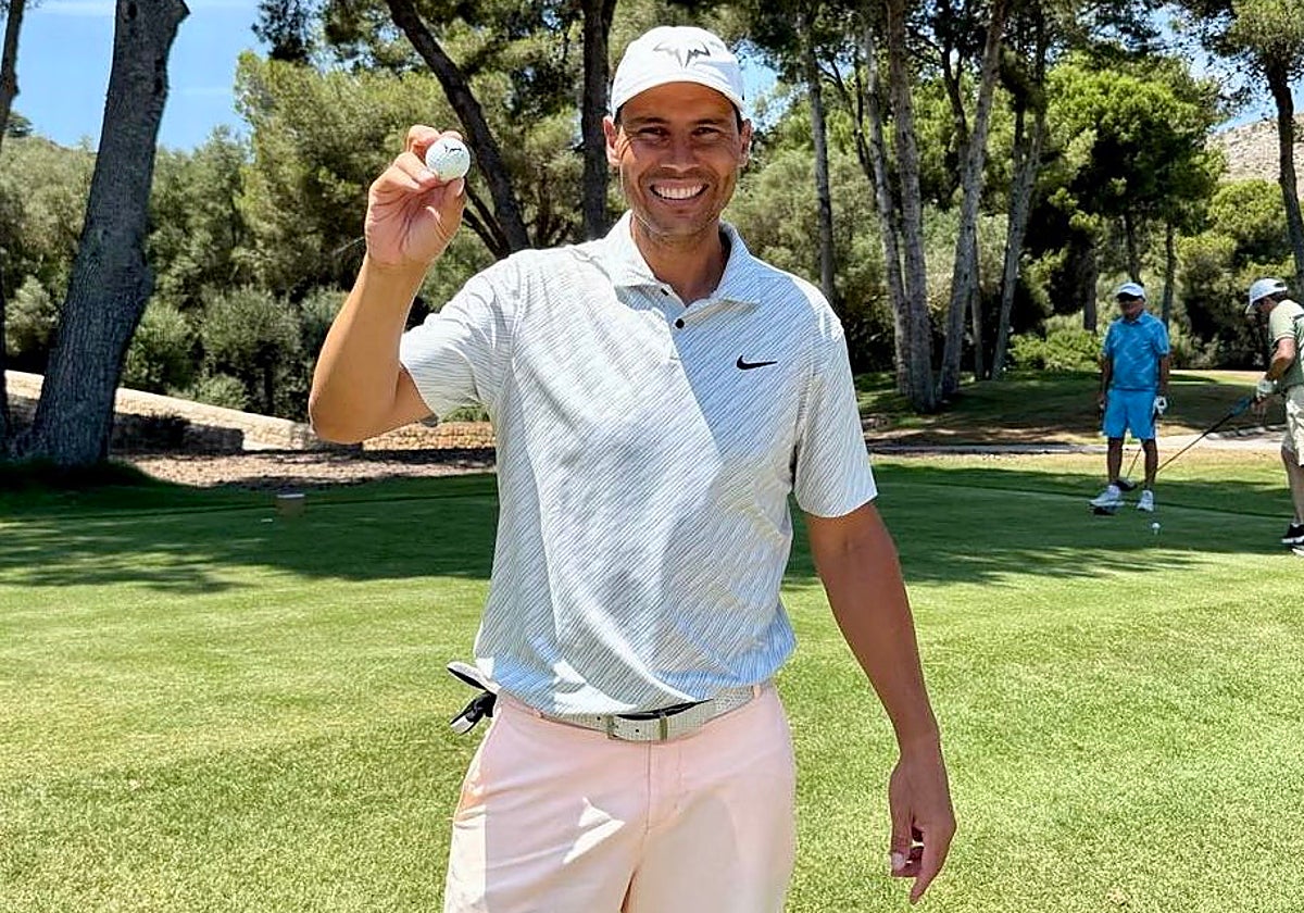 Rafa Nadal, con la bola del hoyo en uno