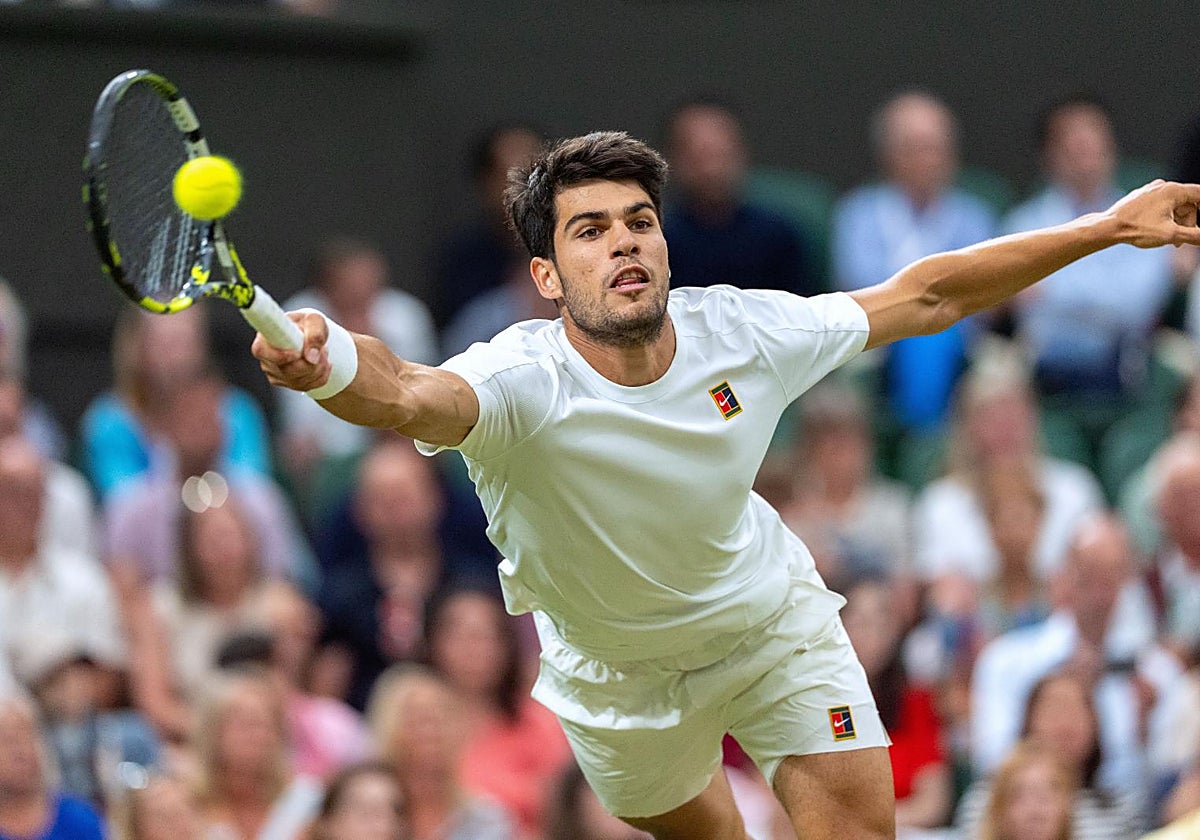 Alcaraz intenta golpear la pelota en un resto