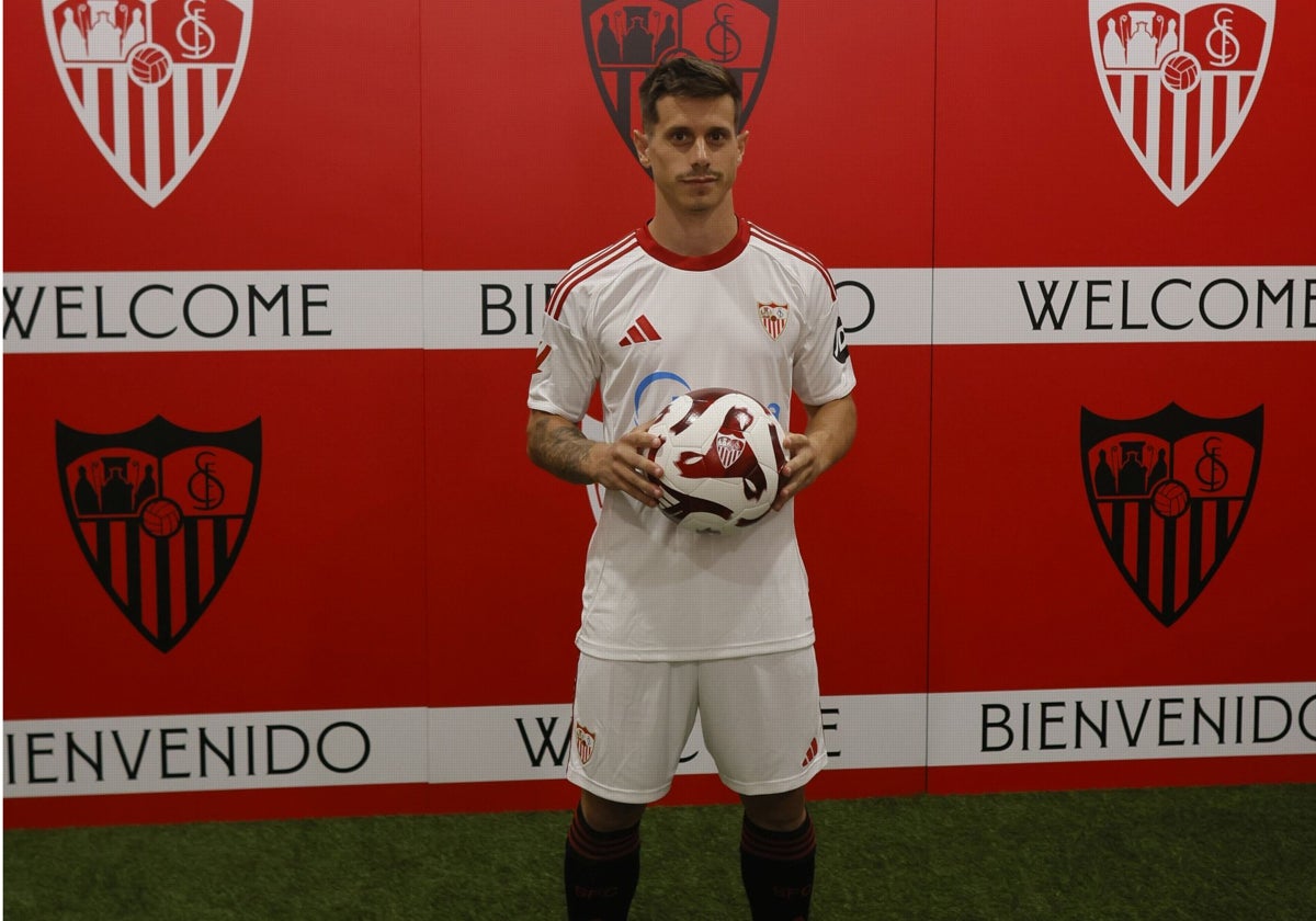 Alfon, en el césped del estadio Ramón Sánchez-Pizjuán