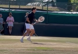 Federer recupera una joya de su carrera para pelotear en Wimbledon