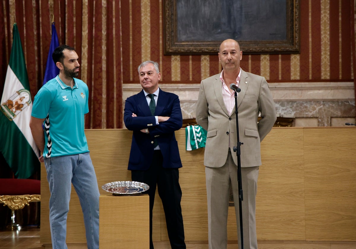 Pedro Fernández, junto a Benite y José Luis Sanz en la recepción del Ayuntamiento del 10 de junio