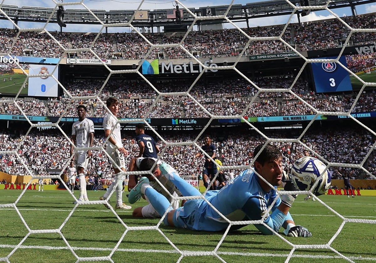 Courtois, impotente tras encajar uno de los goles del PSG