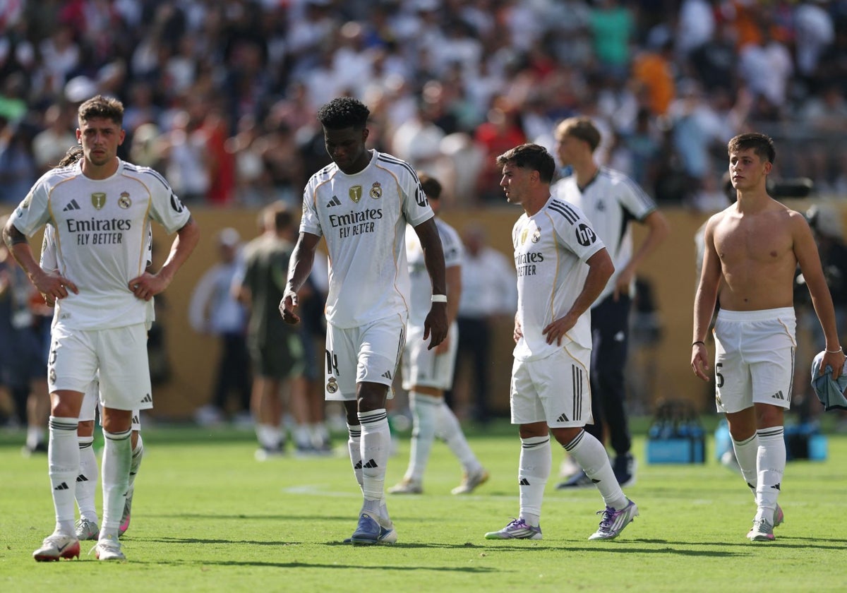 Los jugadores del Real Madrid, abatidos tras caer con el PSG