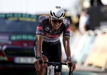 Van der Poel no se resigna y arrebata el amarillo a Pogacar por un segundo