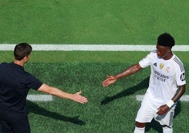Xabi y Vinicius, saludándose tras retirar Alonso al brasileño
