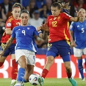 España cumple ante Italia y pasa primera