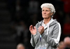 Pia Sundhage aplaude a su selección durante el partido ante Islandia