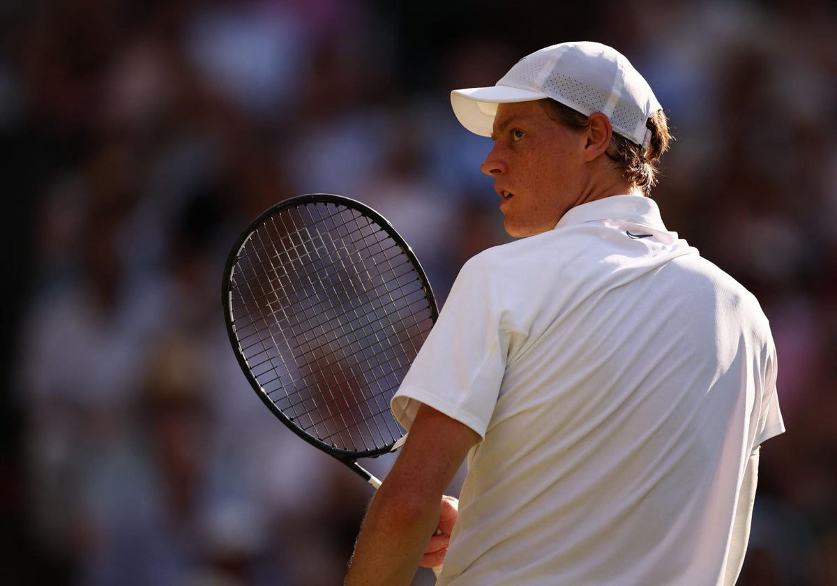 Jannik Sinner reacciona tras ganar el partido ante Djokovic