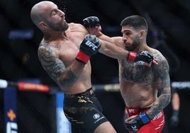 Topuria conecta una derecha sobre Volkanovski