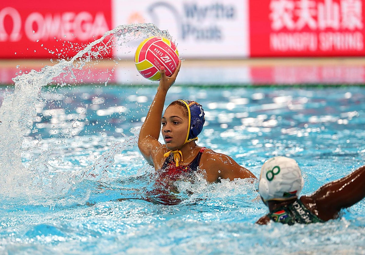 Daniela Moreno controla la posesión durante el España-Sudáfrica