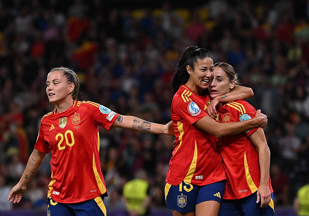 Leila Ouahabi felicita a Esther tras su gol ante Italia