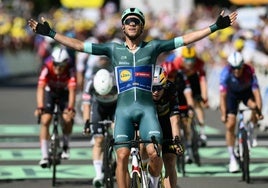 Jonathan Milan alza los brazos al cruzar la línea de meta