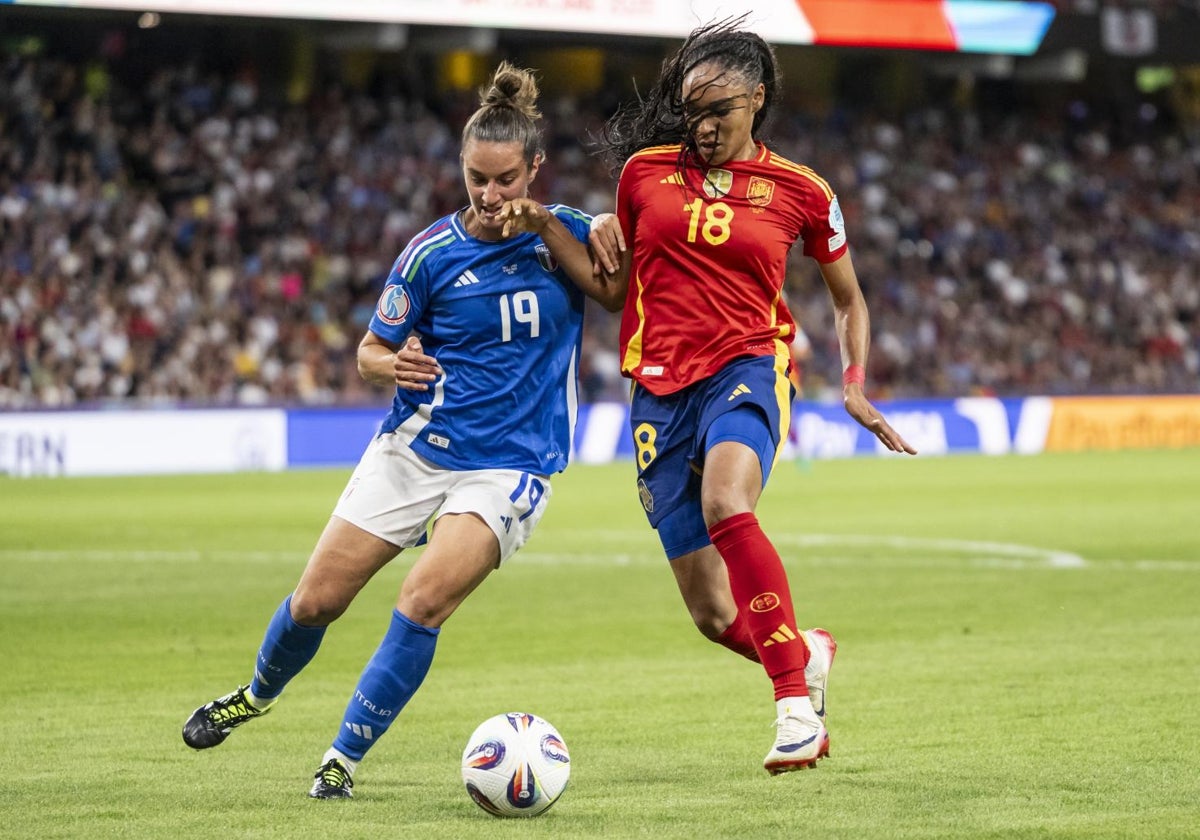 Salma pelea un balón con Lenzini durante el partido ante Italia