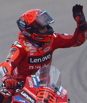 Imagen secundaria 2 - La caída de Pedro Acosta (arriba), el podio de MotoGP y la vuelta de honor de Márquez