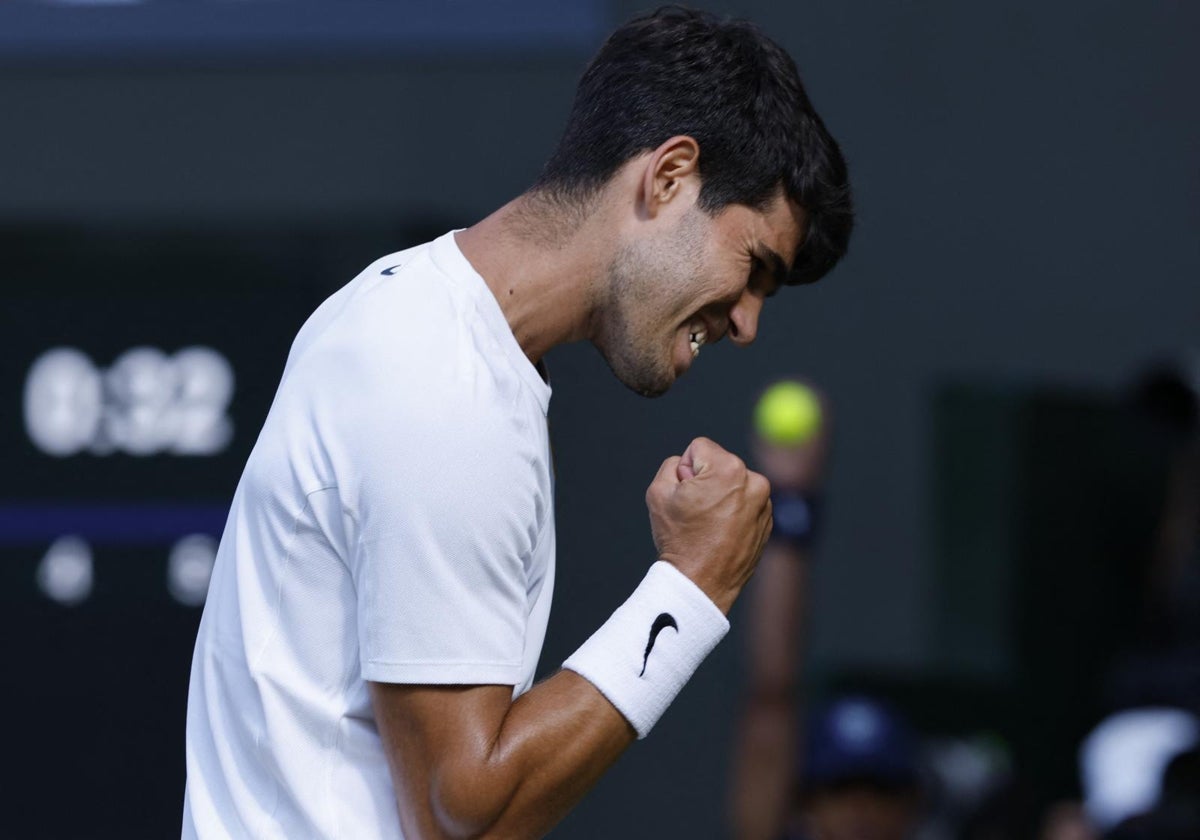Alcaraz celebra un punto durante la final de Wimbledon ante Sinner
