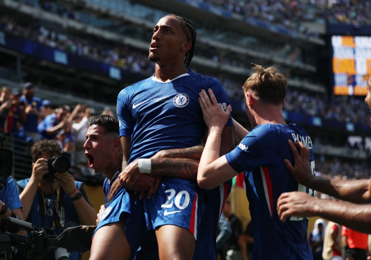 Joao Pedro, celebrando su gol en la final junto a Palmer