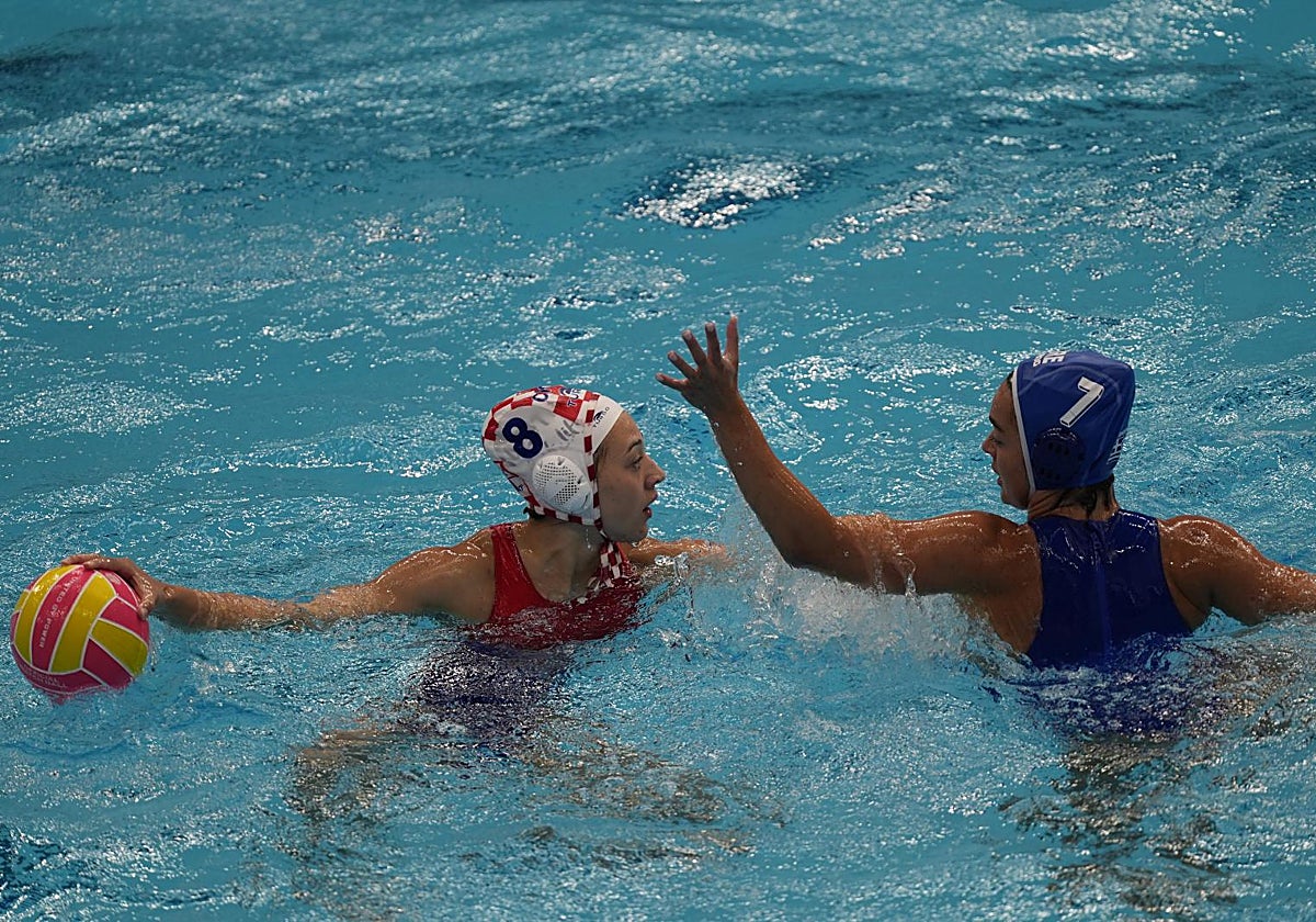 La española Paula Prats (i), ante la francesa Duflos