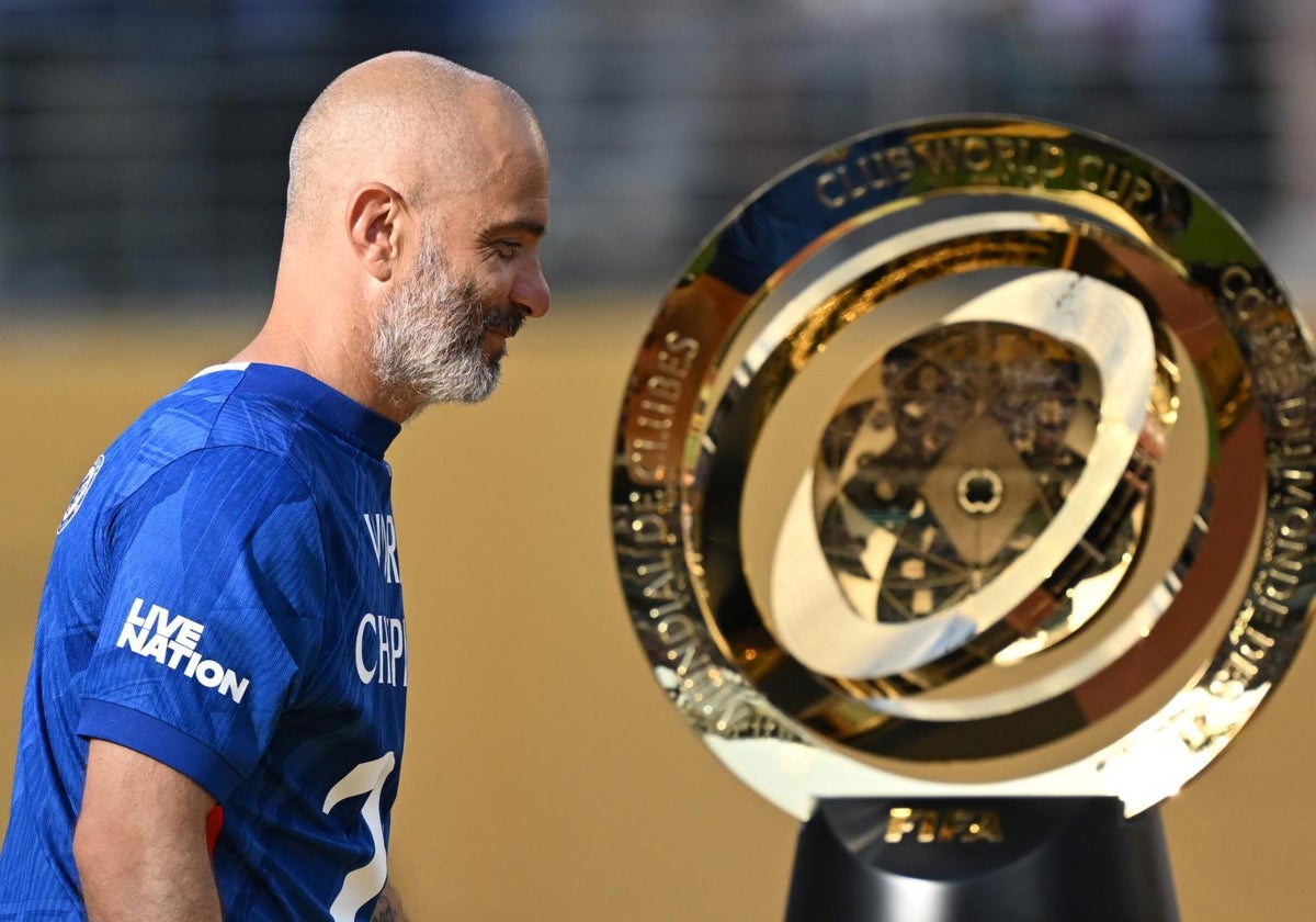 Enzo Maresca, junto al trofeo de campeón del Mundial de clubes