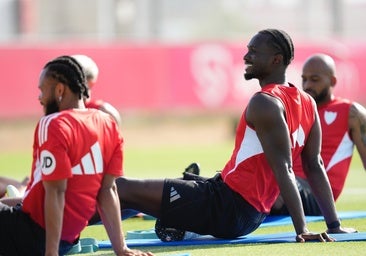 Nianzou, el eterno lesionado en el Sevilla FC, vuelve a caer por un problema en el muslo
