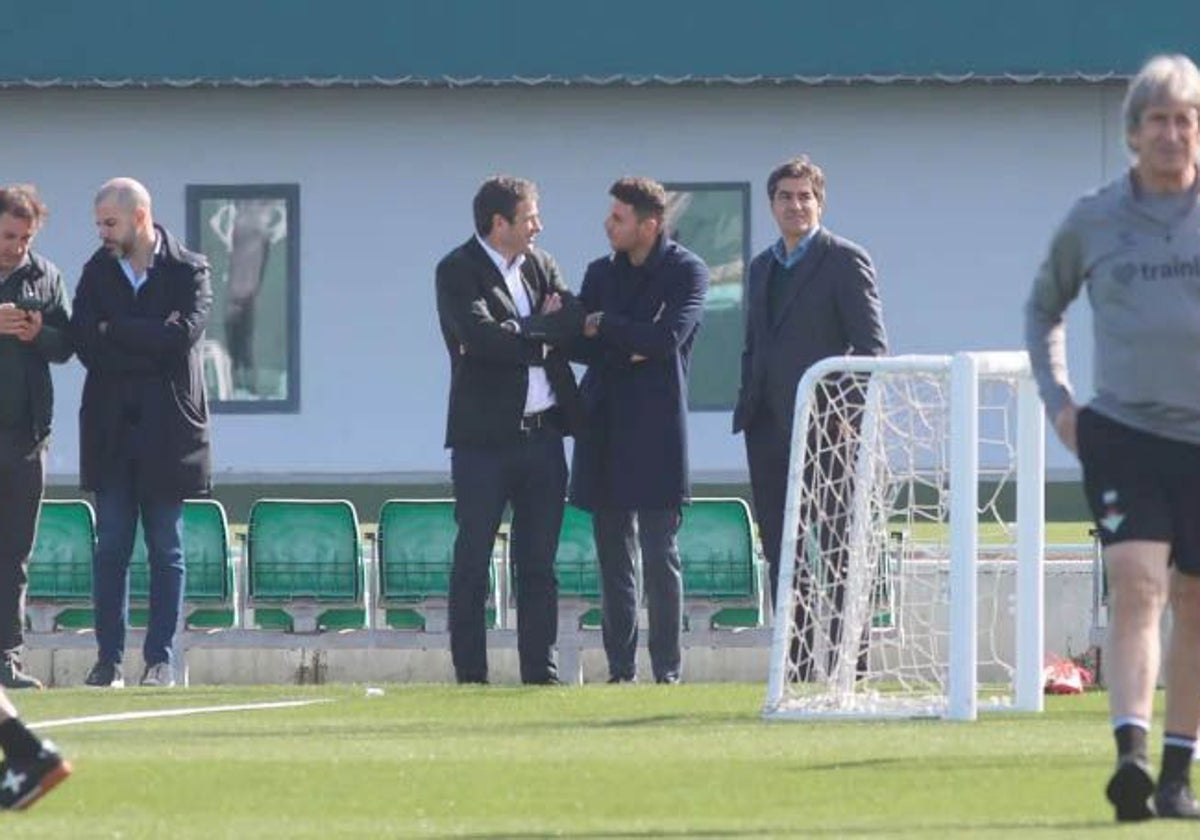 Catalán, Fajardo, Alarcón, Joaquín y Haro, ante el entrenamiento que dirigía Pellegrini en la ciudad deportiva del Betis