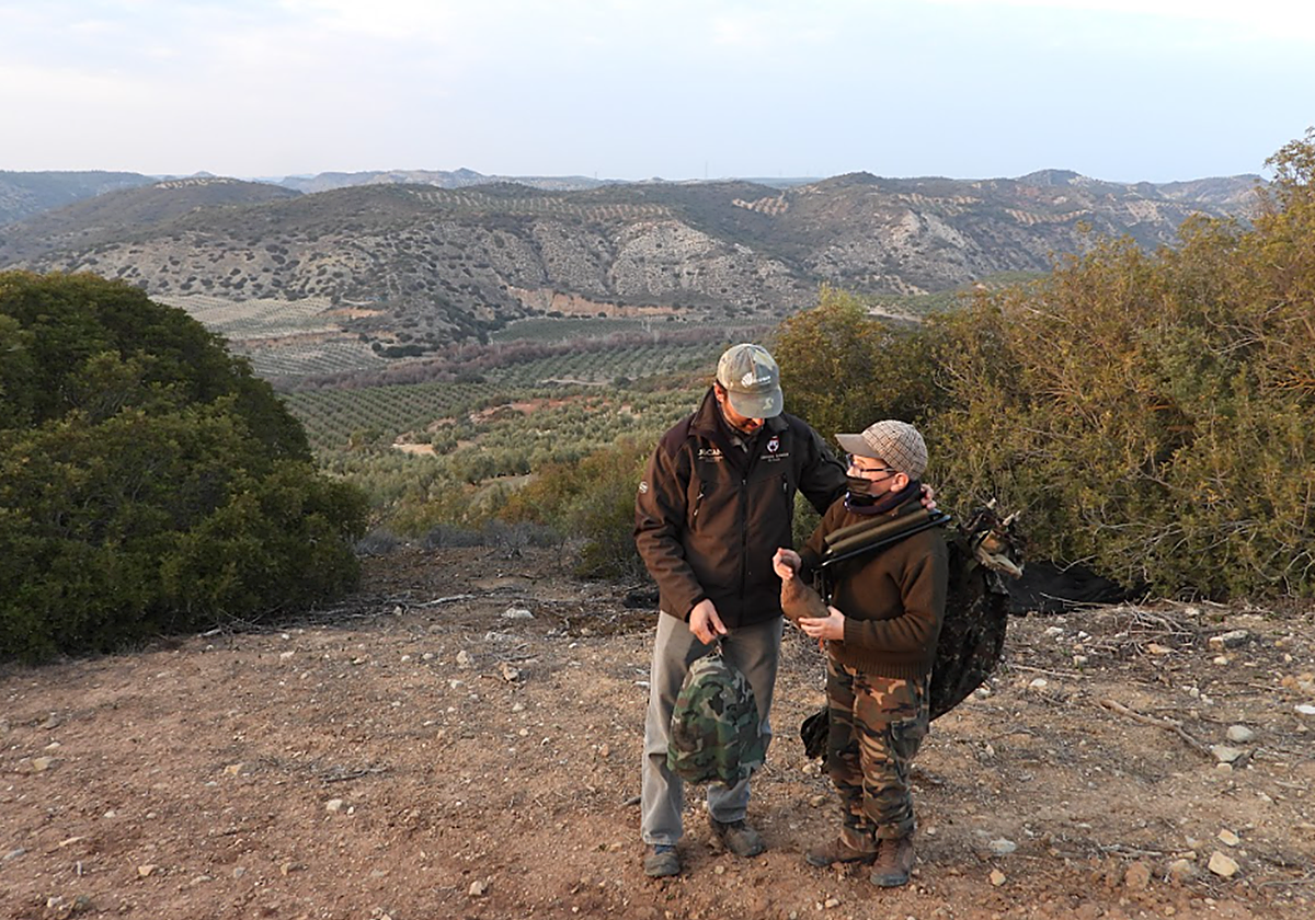 Imagen de unos cazadores en una zona rural de Andalucía
