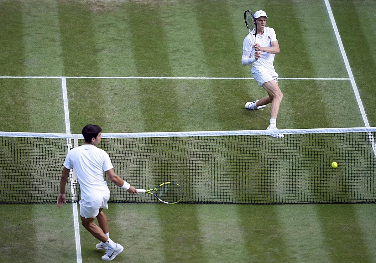 Sinner y Alcaraz, durante la final de Wimbledon