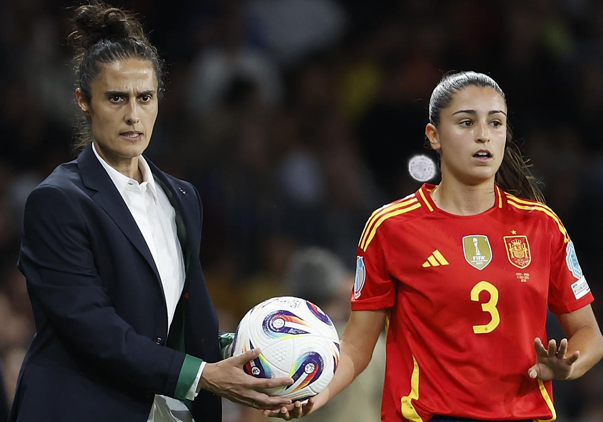 Jana junto a Montse Tomé durante el partido ante Italia