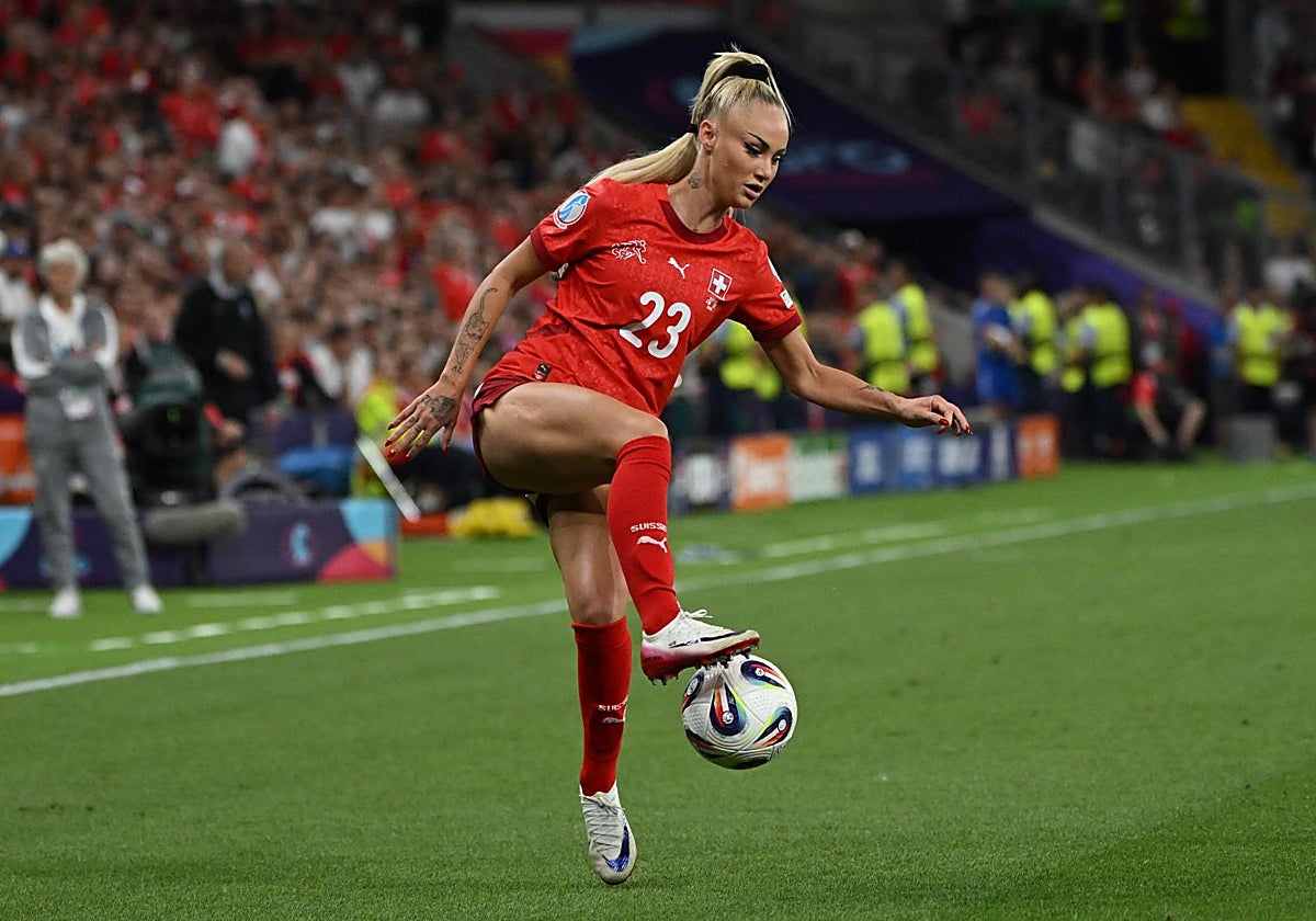 La suiza Lehmann controla el balón en la Eurocopa