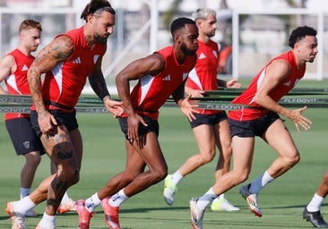 Gudelj, Lukebakio y Vargas, durante un ejercicio del entrenamiento.