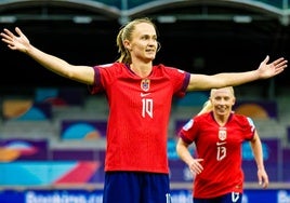 Graham Hansen celebra su gol ante Finlandia