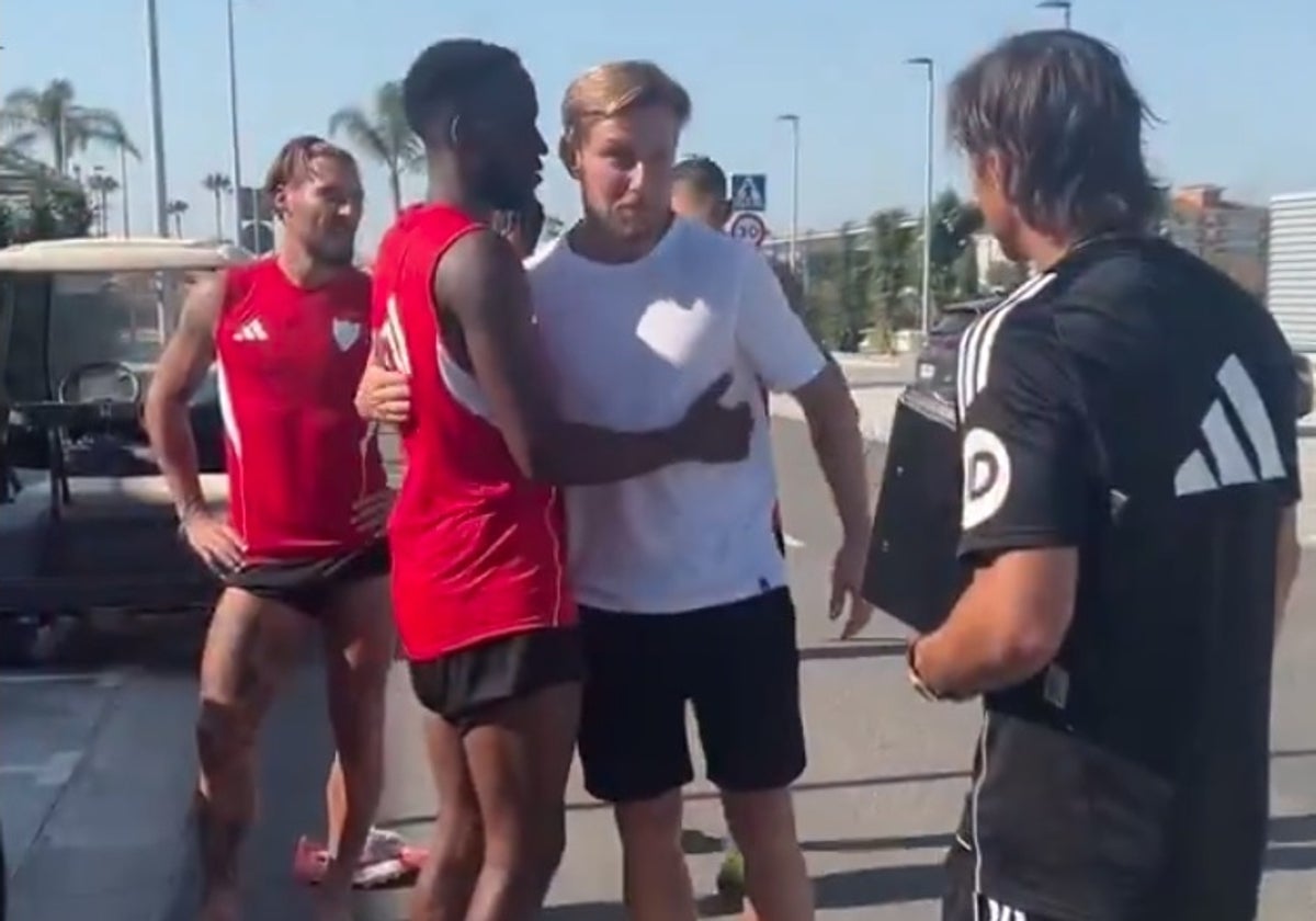 Ivan Rakitic se abraza con Lukebakio en presencia de Gudelj y Almeyda en la ciudad deportiva