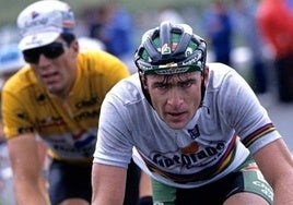 Una estampa habitual del ciclismo de los noventa. Bugno tratando sin éxito de dejar atrás en la montaña a Miguel Induráin, que luego arrasaba en la contrarreloj