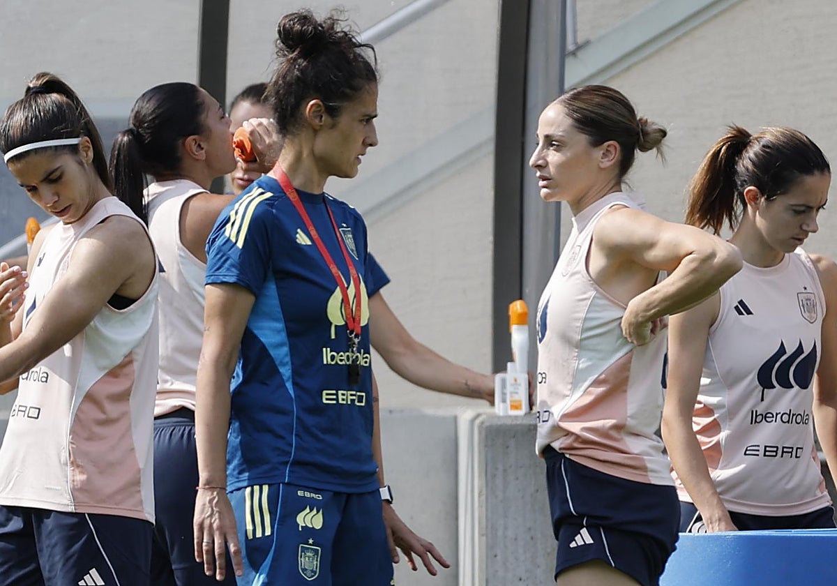 Esther, en el momento que le comenta a Tome sus molestias