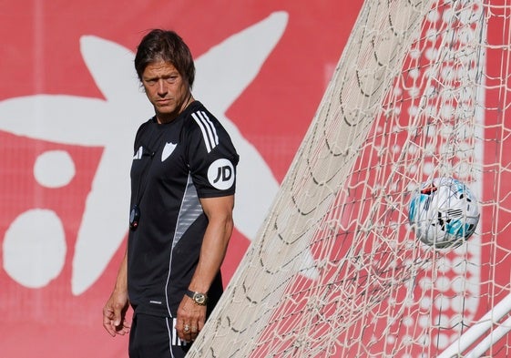 Matías Almeyda observa cómo un balón entra en la portería