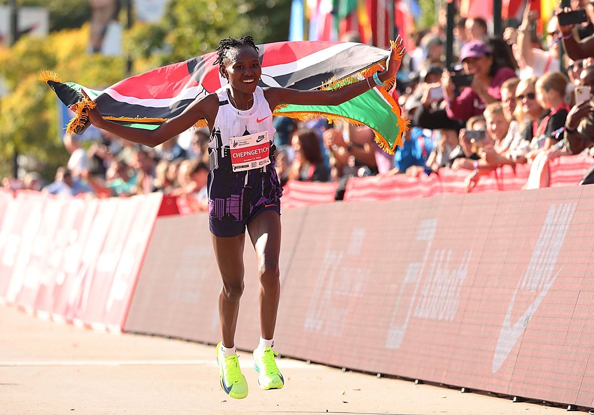 Ruth Chepngetich, tras cruzar la meta con el récord del mundo de maratón