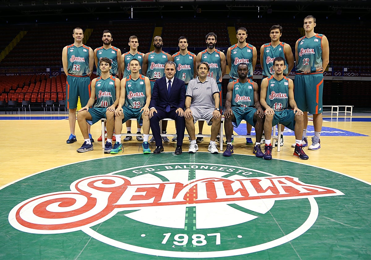 Plantilla del Baloncesto Sevilla de la temporada 2015-2016, con un escudo muy parecido al que ha elegido el Hereda Sevilla para esta nueva etapa, ya desligado del Betis