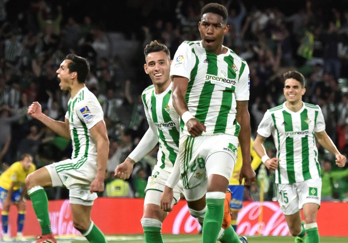 Junior celebra el gol marcado en el Betis-Las Palmas de LaLiga 17-18
