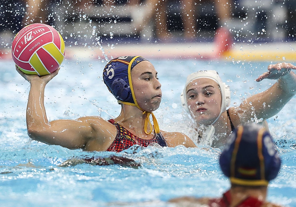 Nona Pérez intenta un remate