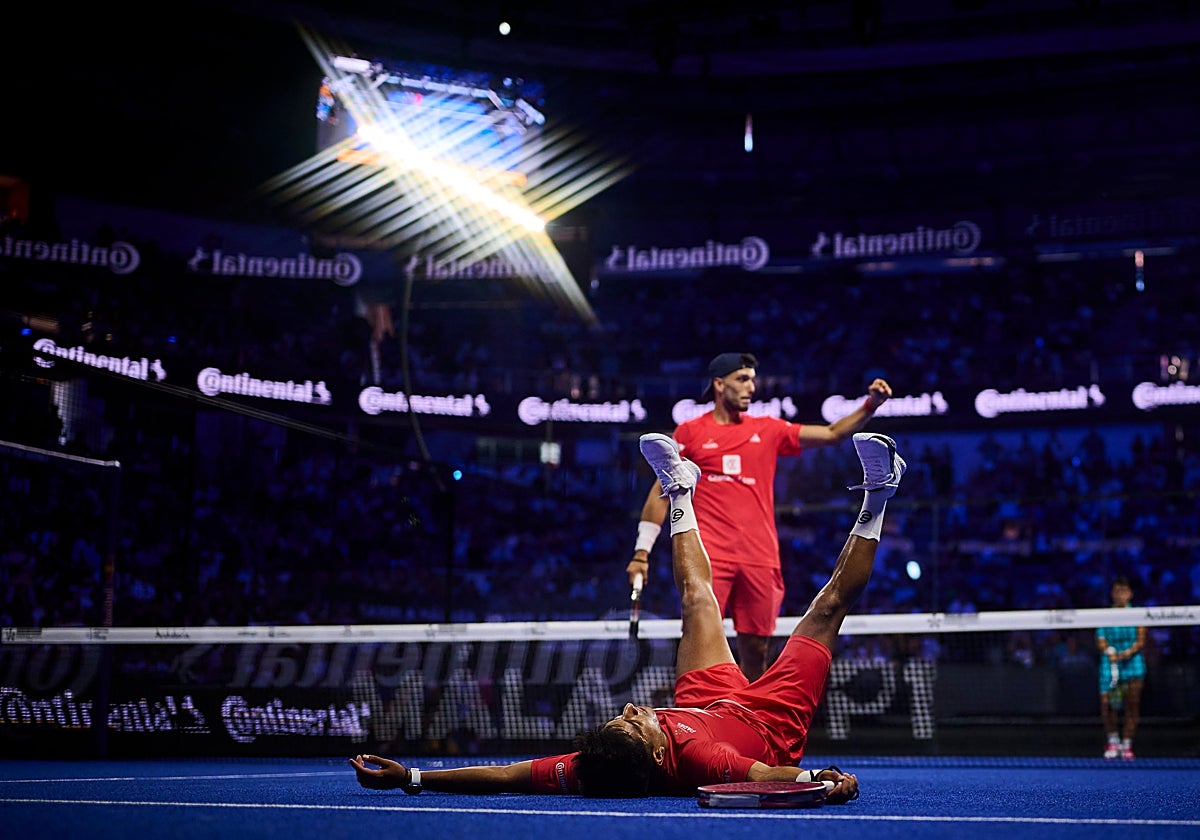 Chingotto, en el suelo, y Galán celebran el pase a la final en el Martín Carpena