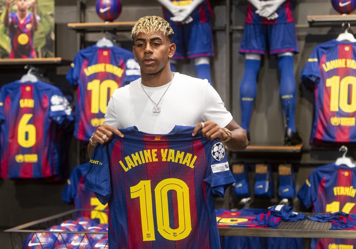 Lamine Yamal, heredero del '10', posa con su nuevo dorsal