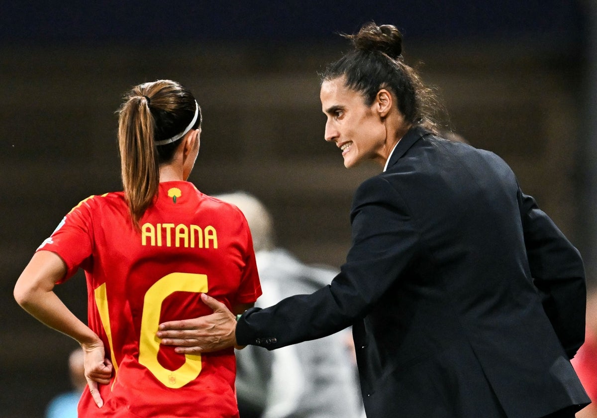 Montse Tomé con Aitana, en el partido de cuartos frente a Suiza