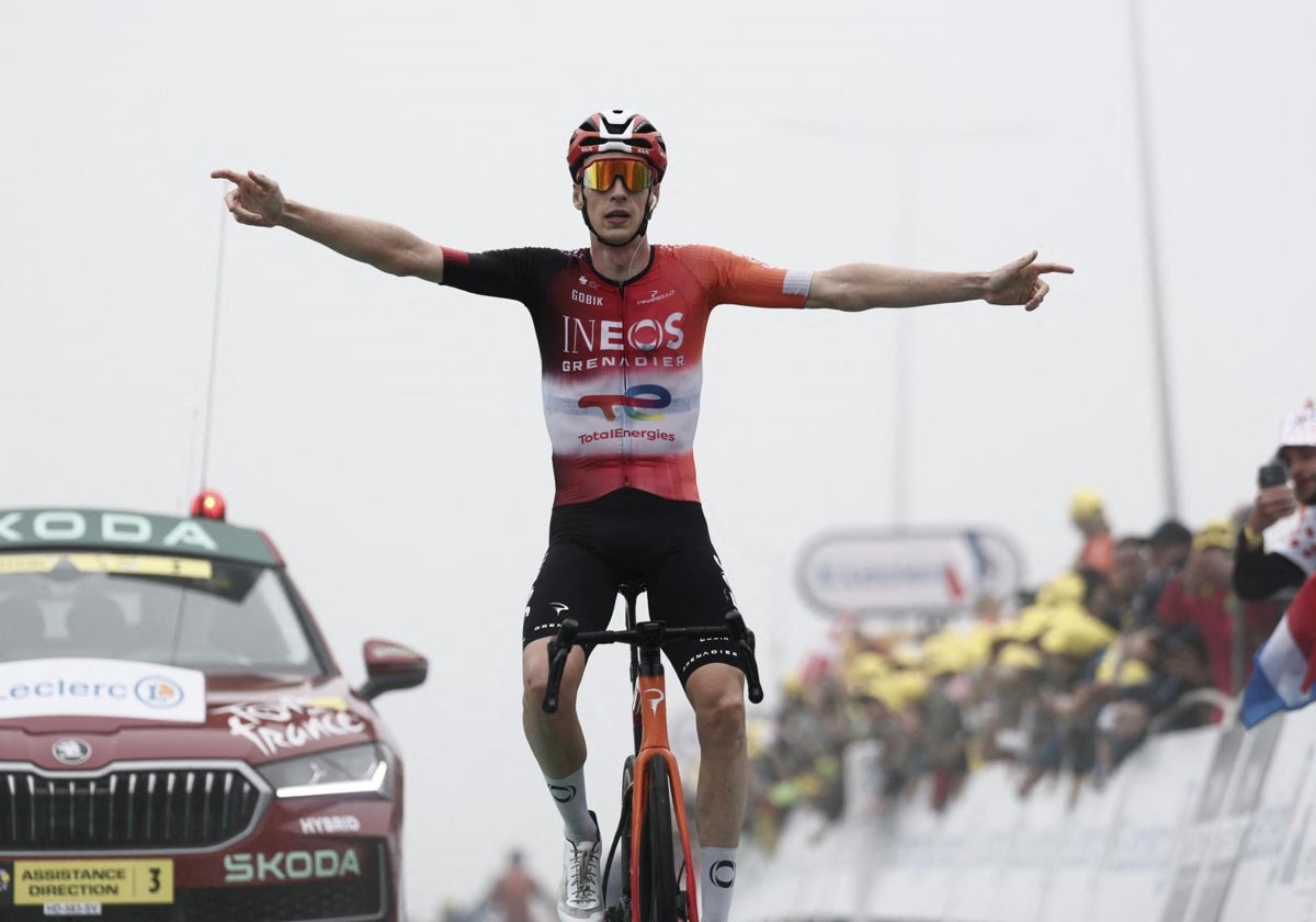 Thymen Arensman, del Ineos, celebra su victoria en