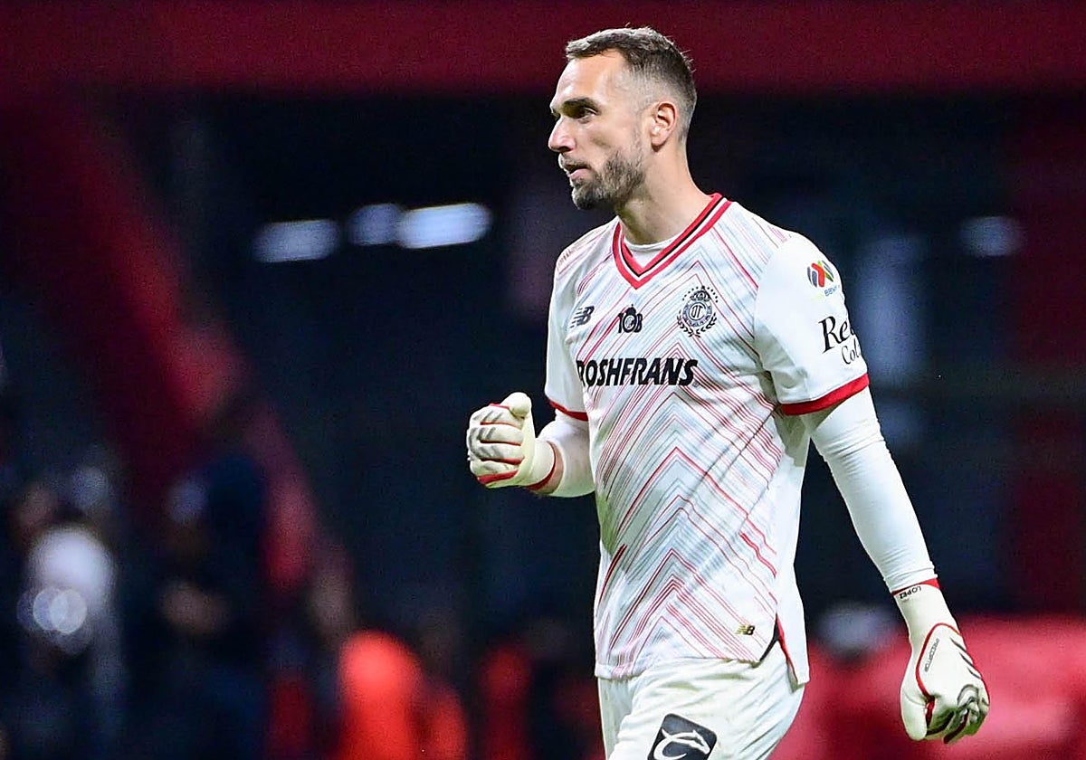 Pau López, en un partido con el Toluca