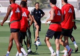 Matías Almeyda observa el entrenamiento de sus jugadores