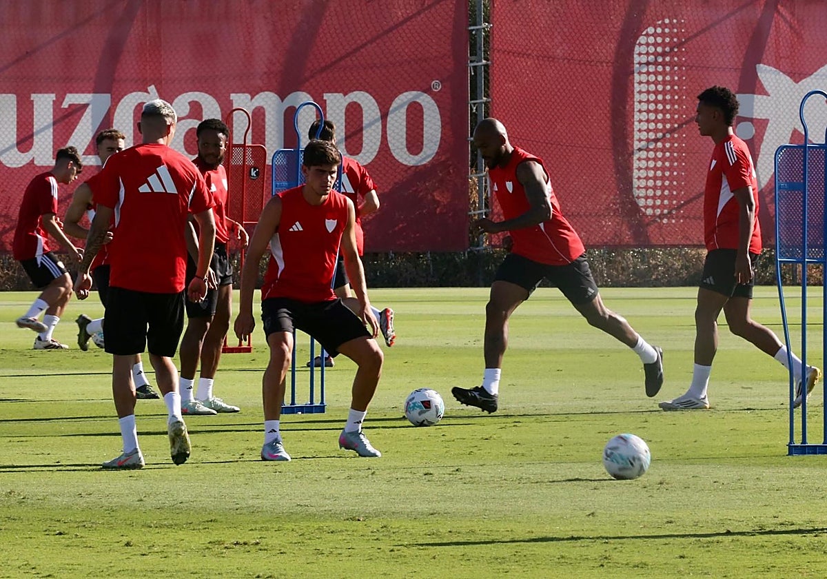 Juanlu, durante el entrenamiento del Sevilla de este lunes